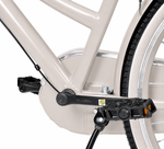 Detailansicht Fahrradpedal, Kurbelarm und Kettenschutz in Beige.