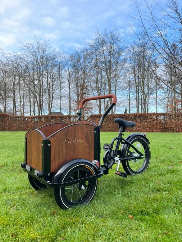 Chanty Cargo Kid - Sandfarvet Den ultimative børneladcykel til sjov, transport inkl. hjelm, flaskeholder, håndtag i 2 farver og ringklokke - BørnecyklerneBørnecyklerneBørnecyklerneSort: BLC16 - SRTBlackChanty Cargo Kid - Sandfarvet Den ultimative børneladcykel til sjov, transport inkl. hjelm, flaskeholder, håndtag i 2 farver og ringklokke