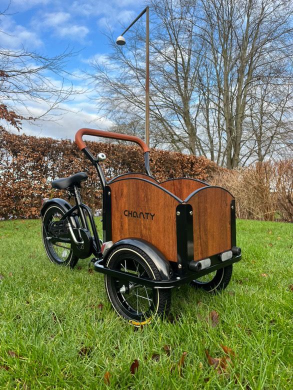 Chanty Cargo Kid - Sandfarvet Den ultimative børneladcykel til sjov, transport inkl. hjelm, flaskeholder, håndtag i 2 farver og ringklokke - BørnecyklerneBørnecyklerneBørnecyklerneSort: BLC16 - SRTBlackChanty Cargo Kid - Sandfarvet Den ultimative børneladcykel til sjov, transport inkl. hjelm, flaskeholder, håndtag i 2 farver og ringklokke