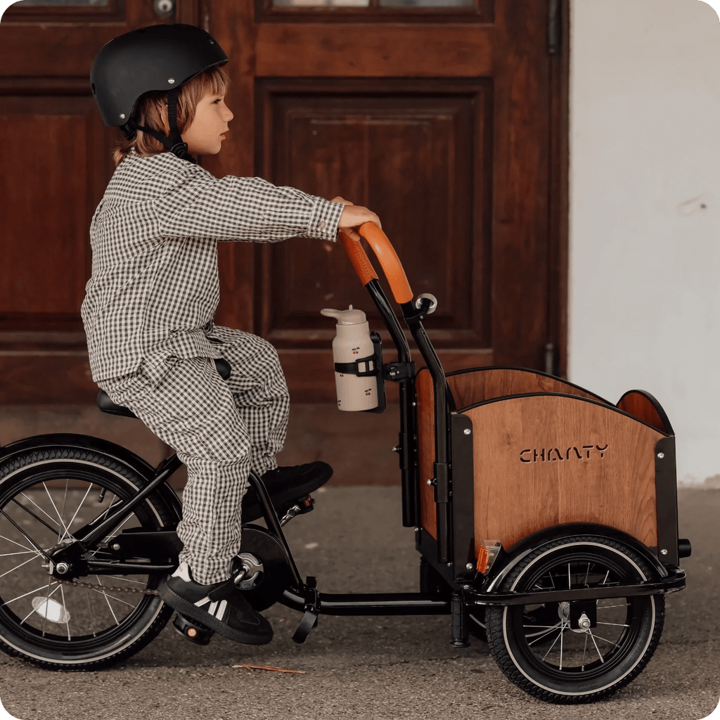 Chanty Cargo Kid - Sort inkl. hjelm, flaskeholder, håndtag i 2 farver og ringklokke - BørnecyklerneChantyBørnecyklerneSort: BLC16 - SRTChanty Cargo Kid - Sort inkl. hjelm, flaskeholder, håndtag i 2 farver og ringklokke