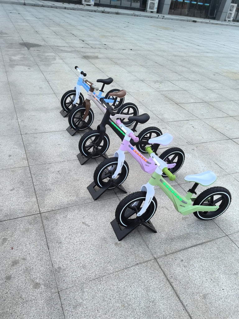 Løbecykel med Lys | LED - belysning | 2 - 6 År | Børnecyklerne - BørnecyklerneChantyBørnecyklerneLB - 12 - PINK5715518000028PinkLøbecykel med Lys | LED - belysning | 2 - 6 År | Børnecyklerne