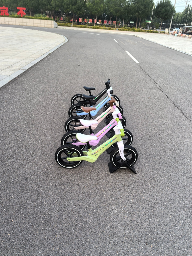 Løbecykel med Lys | LED - belysning | 2 - 6 År | Børnecyklerne - BørnecyklerneChantyBørnecyklerneLB - 12 - PINK5715518000028PinkLøbecykel med Lys | LED - belysning | 2 - 6 År | Børnecyklerne