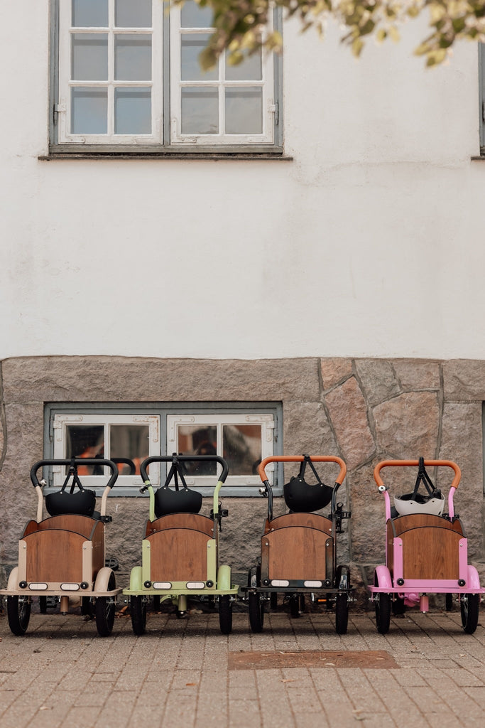 Søskendepakken - 4 børneladcykler inkl. hjelm, flaskeholder, håndtag i 2 farver og ringklokke (kopi) - BørnecyklerneChantyBørnecyklerneSortSøskendepakken - 4 børneladcykler inkl. hjelm, flaskeholder, håndtag i 2 farver og ringklokke (kopi)Sort