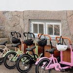 Søskendepakken - 4 børneladcykler inkl. hjelm, flaskeholder, håndtag i 2 farver og ringklokke (kopi) - BørnecyklerneChantyBørnecyklerneSortSøskendepakken - 4 børneladcykler inkl. hjelm, flaskeholder, håndtag i 2 farver og ringklokke (kopi)Sort