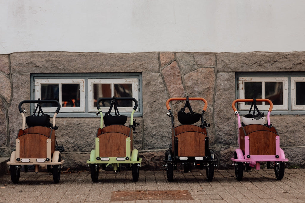 Søskendepakken - 4 børneladcykler inkl. hjelm, flaskeholder, håndtag i 2 farver og ringklokke (kopi) - BørnecyklerneChantyBørnecyklerneSortSøskendepakken - 4 børneladcykler inkl. hjelm, flaskeholder, håndtag i 2 farver og ringklokke (kopi)Sort